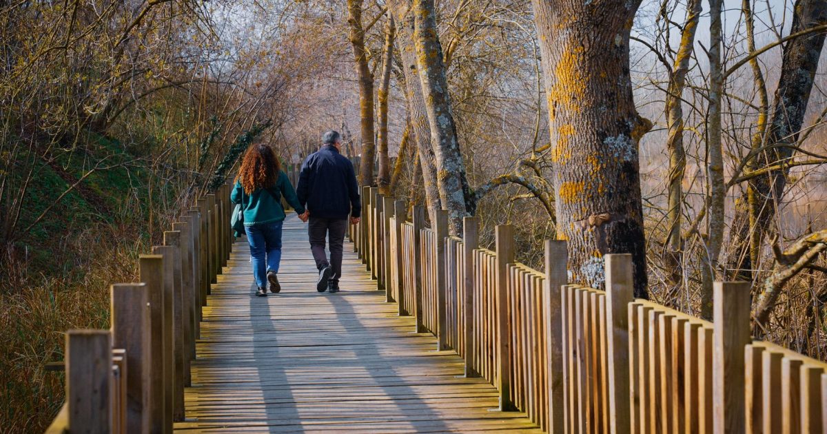 pareja de peregrinos caminando juntos por sendero del Camino