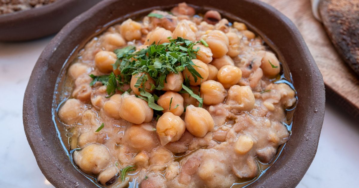 Guiso casero de garbanzos servido en un cuenco rústico, como el que acompaña al cocido maragato en Astorga
