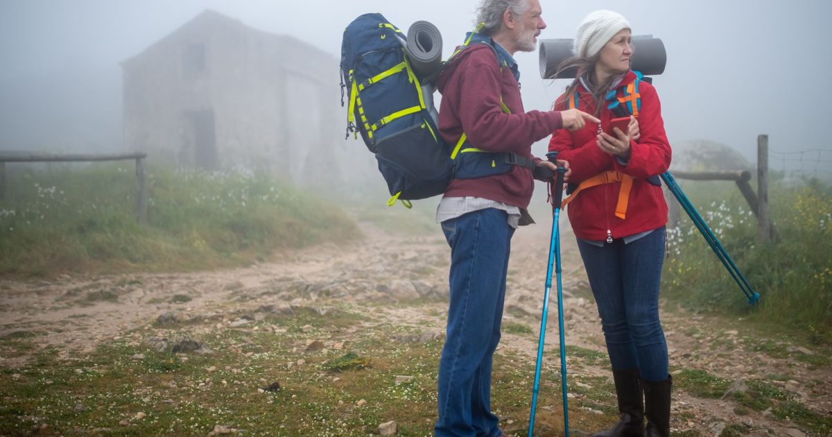 peregrino midiendo glucosa en el camino con mochila