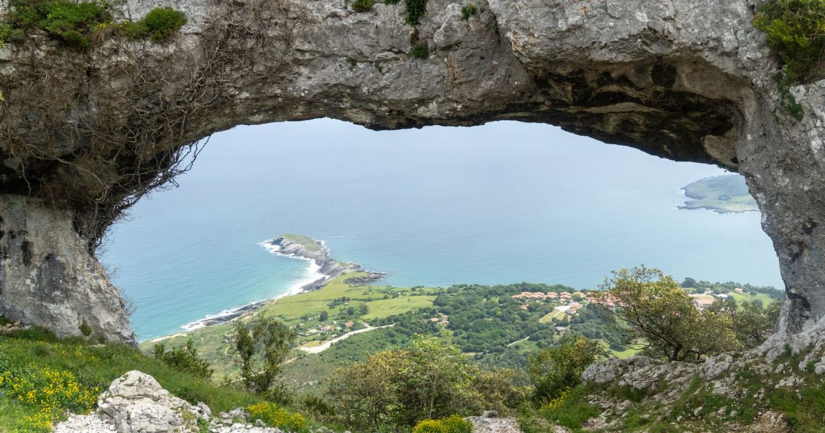 peregrino caminando por acantilado del norte de España con vistas al mar