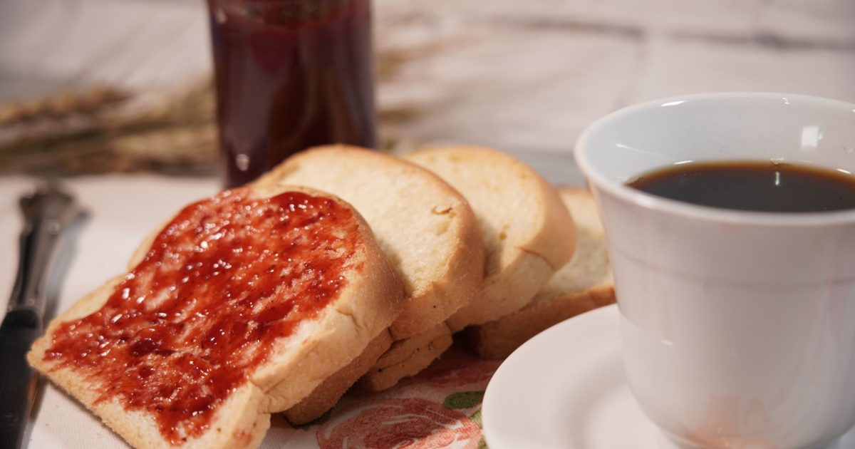 Tostadas con mermelada y una taza de café, un desayuno sencillo antes de empezar la etapa del Camino de Santiago