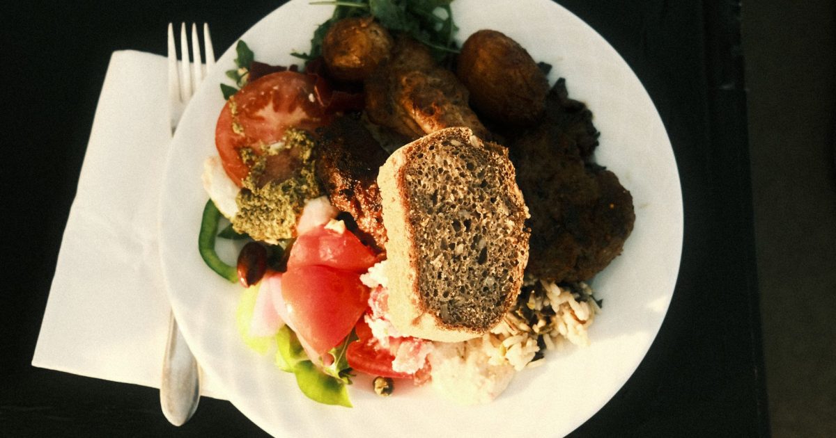 peregrino vegano comiendo ensalada en albergue del Camino