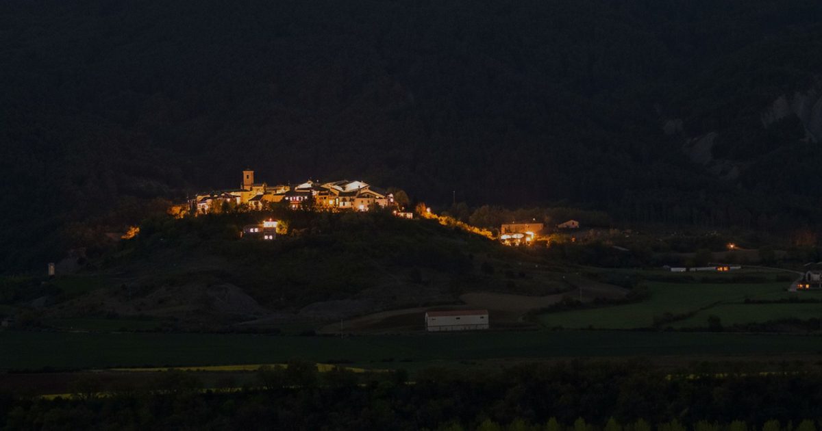 pueblo de montaña gallego aldea tradicional piedra atardecer
