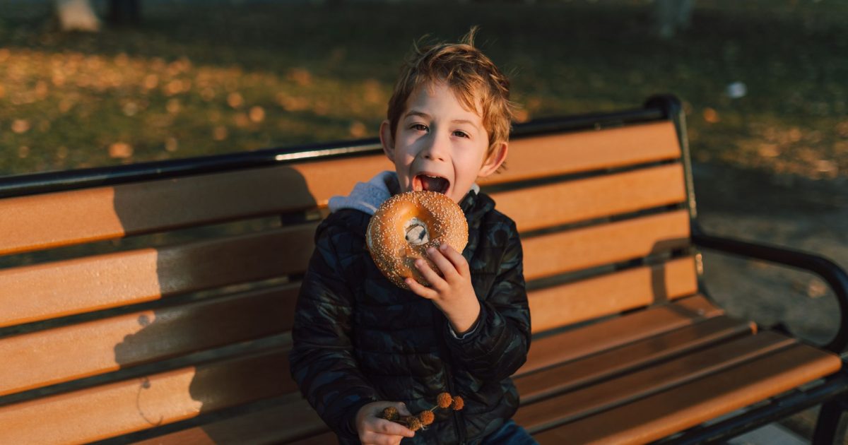peregrino comiendo bocadillo en banco del sendero