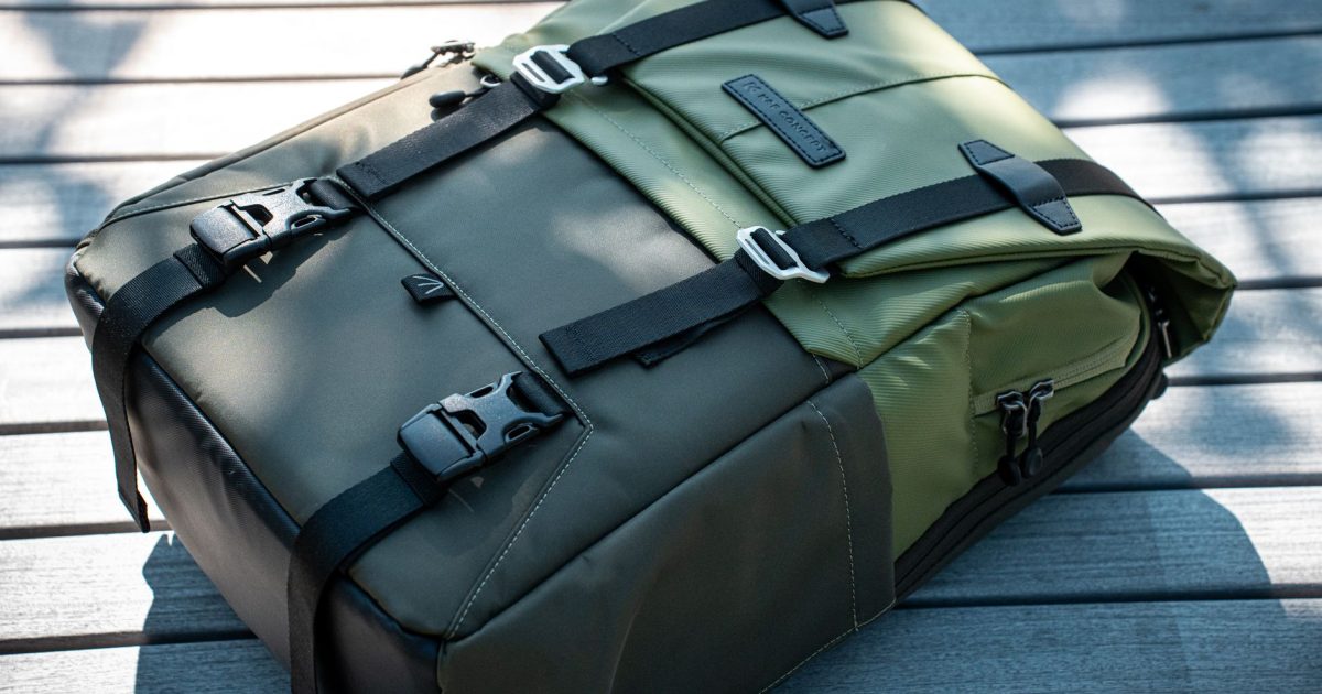 mochila abierta con ropa y equipo de senderismo en suelo