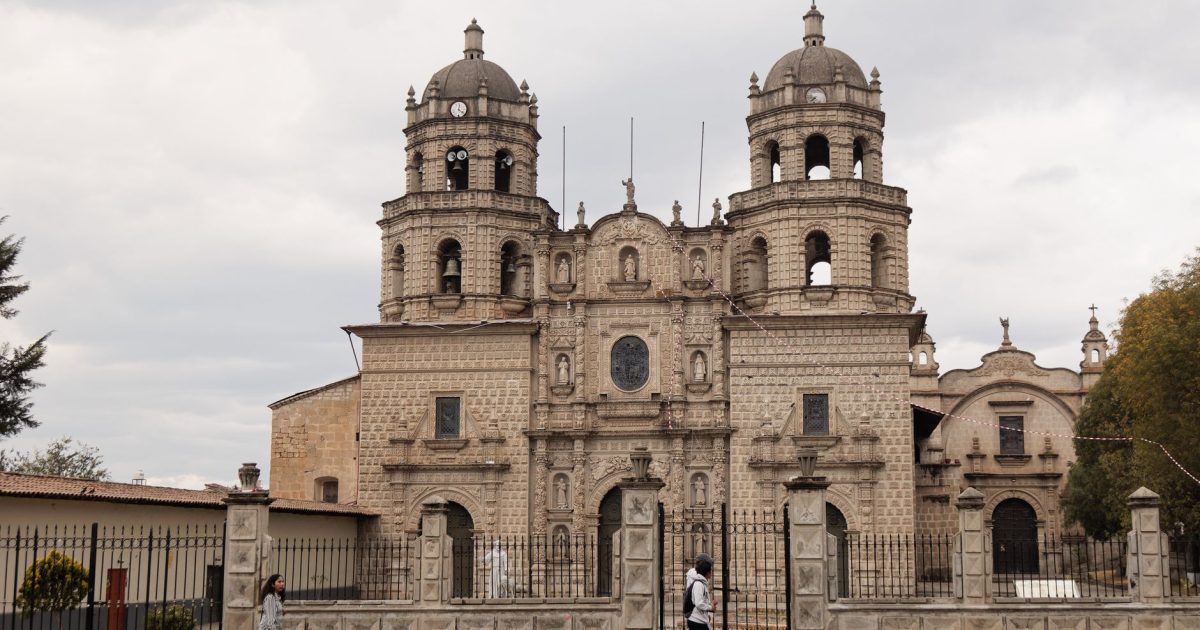 peregrinos caminando hacia iglesia catedral