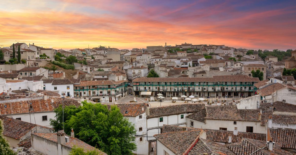 peregrino entrada albergue pueblo Sarria atardecer