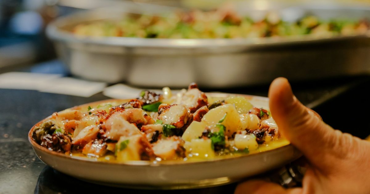 Plato de pulpo con patatas y hierbas, uno de los platos típicos que se comen en el tramo gallego del Camino Francés