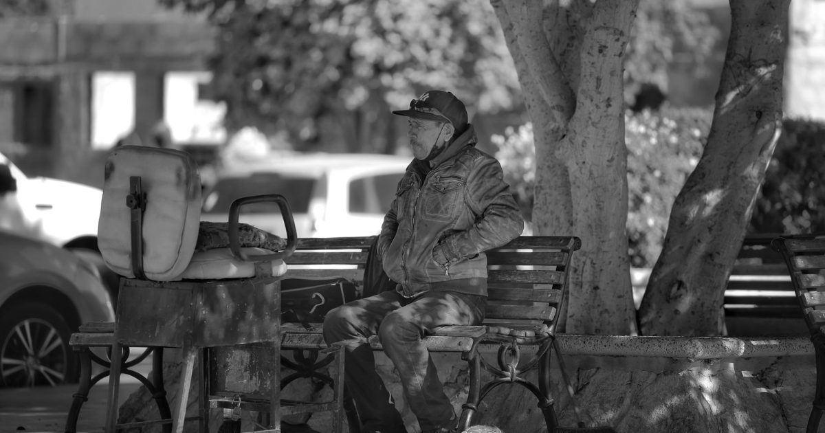 peregrino comiendo bocadillo sentado en banco del camino